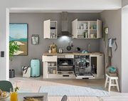 Moderne Küchenzeile mit offenen Schränken, Geschirrspüler und Herd, frontal betrachtet.