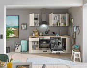 Moderne Küchenzeile mit offenen Schränken, Geschirrspüler und Herd, frontal betrachtet.