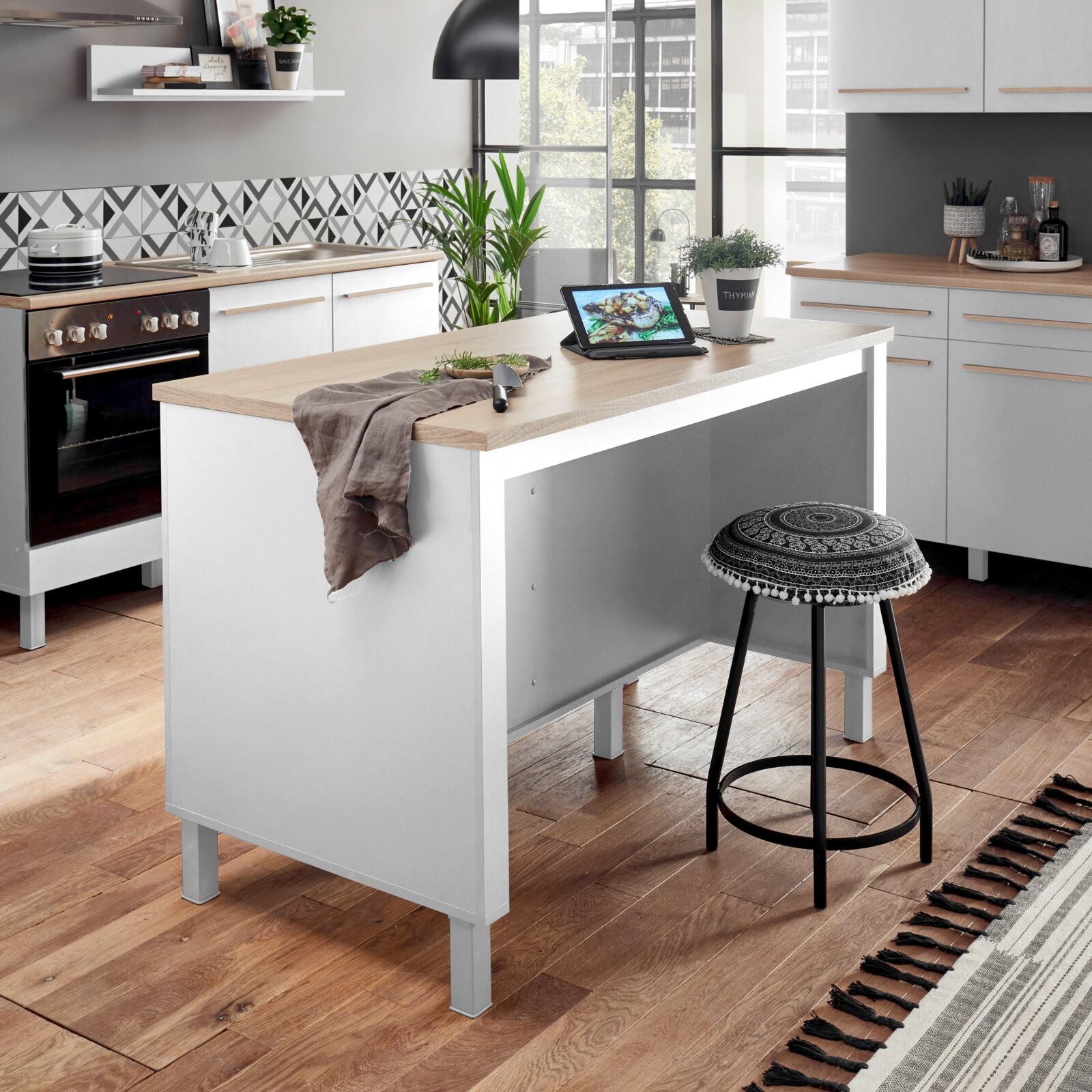 Smartkitchen Keukeneiland BILBERRY Moderne Kücheninsel mit Holzarbeitsplatte, seitliche Perspektive, dekoriert mit Kräutern und Tablet.