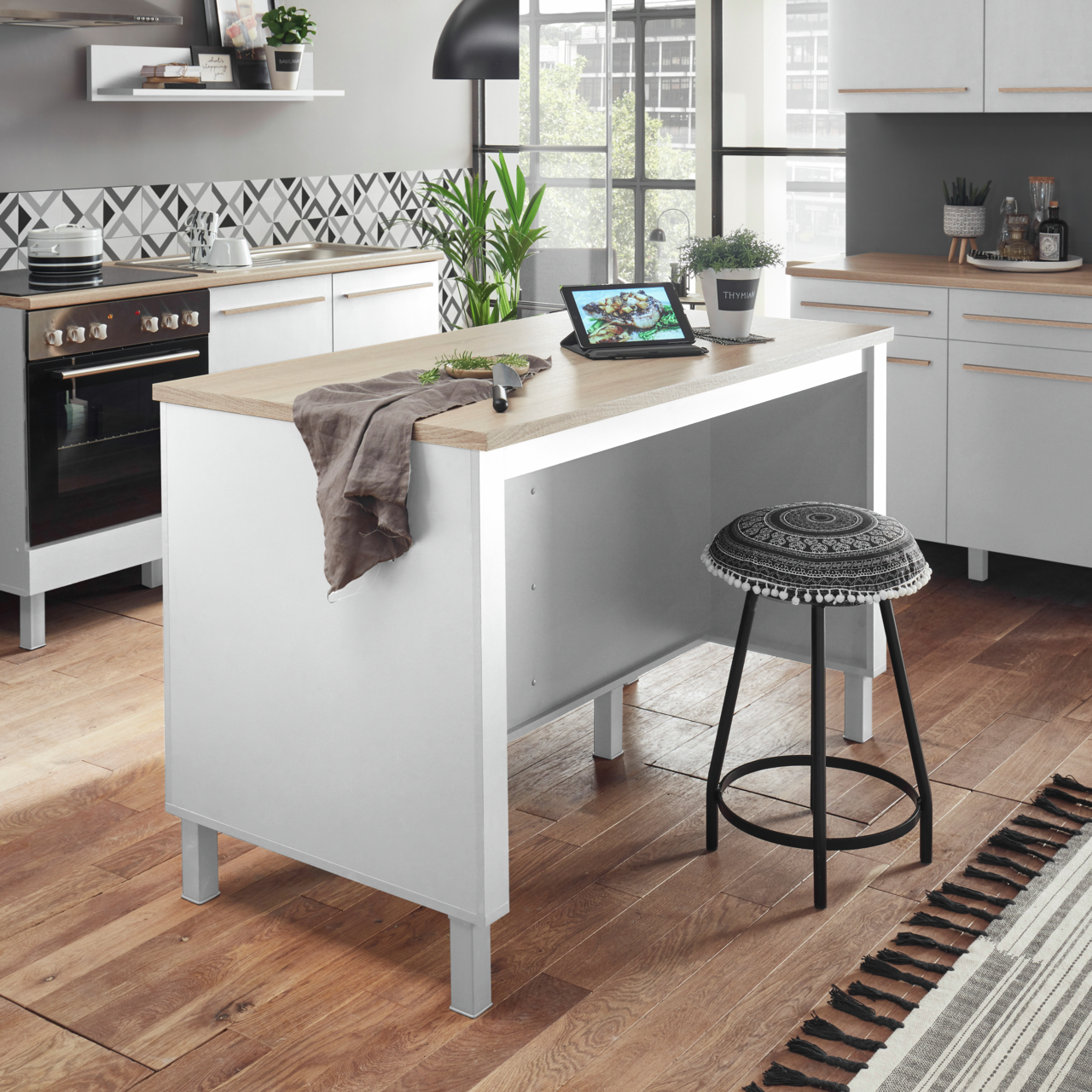 Smartkitchen Kücheninsel BILBERRY Moderne Kücheninsel mit Holzarbeitsplatte, seitliche Perspektive, dekoriert mit Kräutern und Tablet.