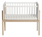 Anstellbett aus Holz mit weißem Gitter, Vorderansicht