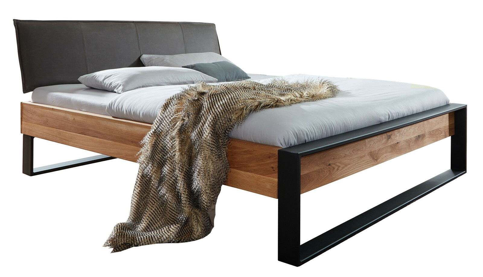 Modernes Balkenbett aus Holz mit schwarzem Metallrahmen, seitliche Perspektive