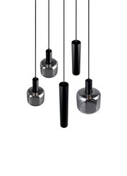 Moderne hanglamp MATARO van Trio Leuchten met vier hangende lampenkappen in zwart en glas, gezien van onderaf.
