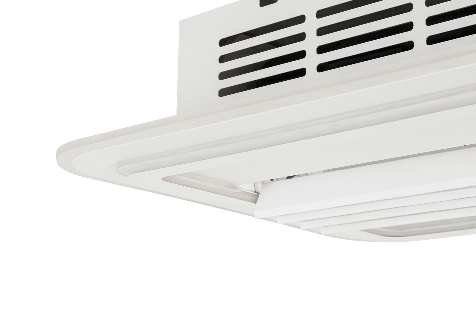 Nahaufnahme eines weißen Deckenventilators von unten betrachtet, mit rechteckigen Lüftungsschlitzen.