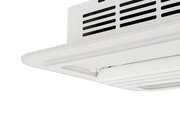 Nahaufnahme eines weißen Deckenventilators von unten betrachtet, mit rechteckigen Lüftungsschlitzen.