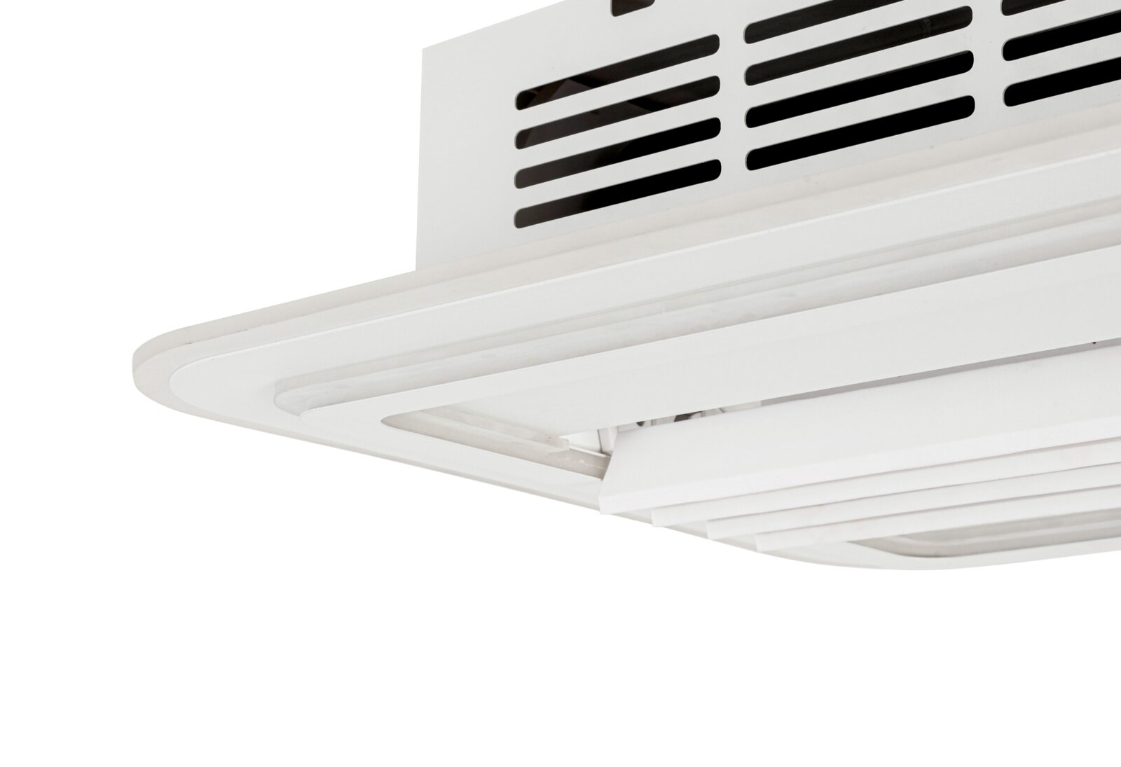 Nahaufnahme eines weißen Deckenventilators von unten betrachtet, mit rechteckigen Lüftungsschlitzen.