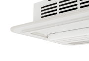 Nahaufnahme eines weißen Deckenventilators von unten betrachtet, mit rechteckigen Lüftungsschlitzen.