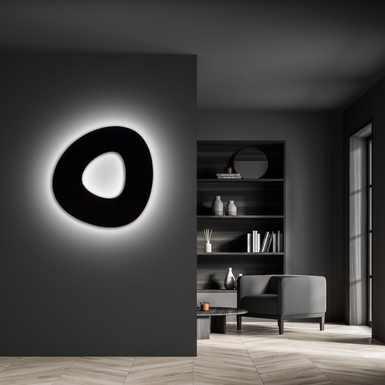 Moderne LED-Deckenleuchte in organischer Form, an einer dunklen Wand montiert, mit sanftem Umgebungslicht, seitliche Perspektive.
