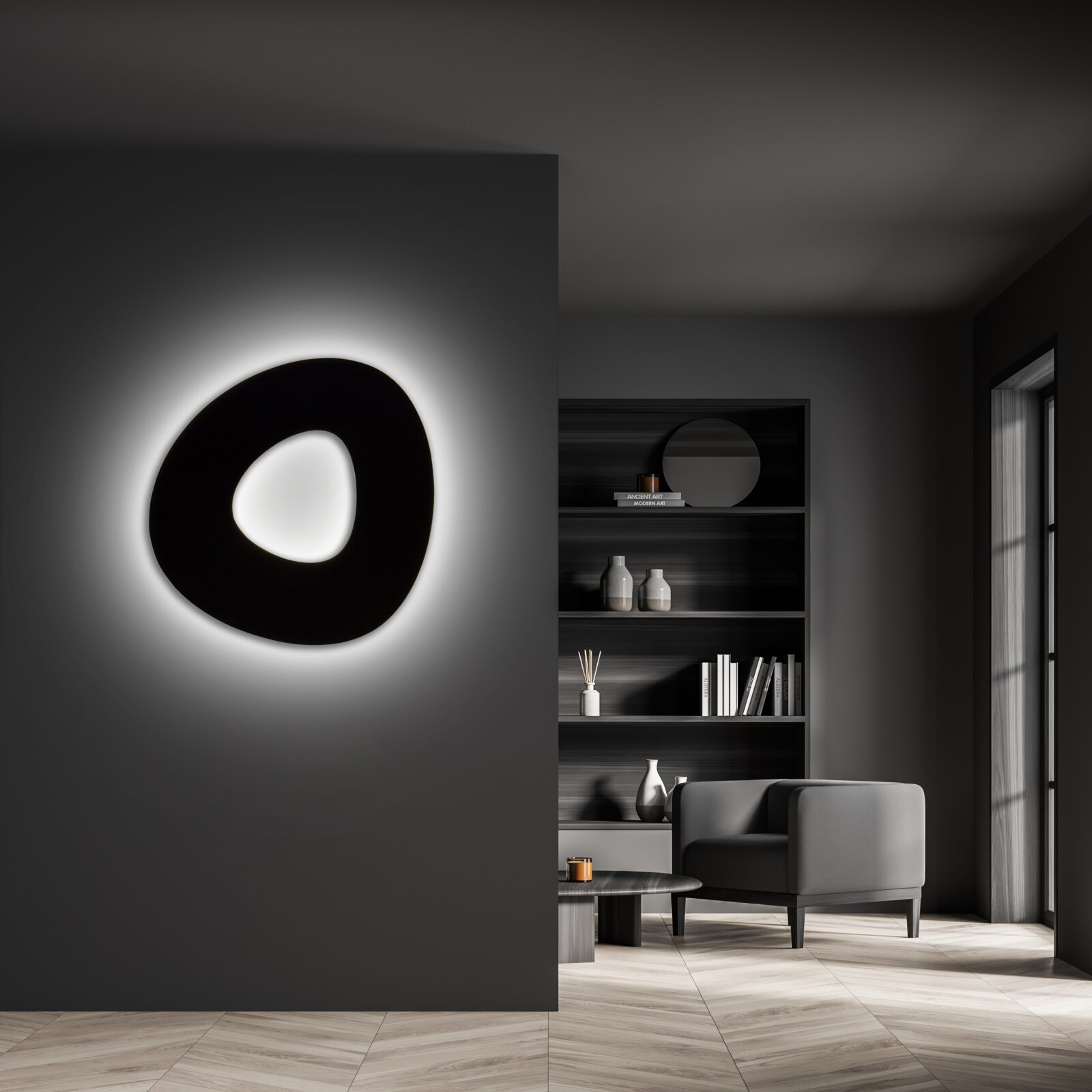 Bopp LED-Deckenleuchte DRILL Moderne LED-Deckenleuchte in organischer Form, an einer dunklen Wand montiert, mit sanftem Umgebungslicht, seitliche Perspektive.