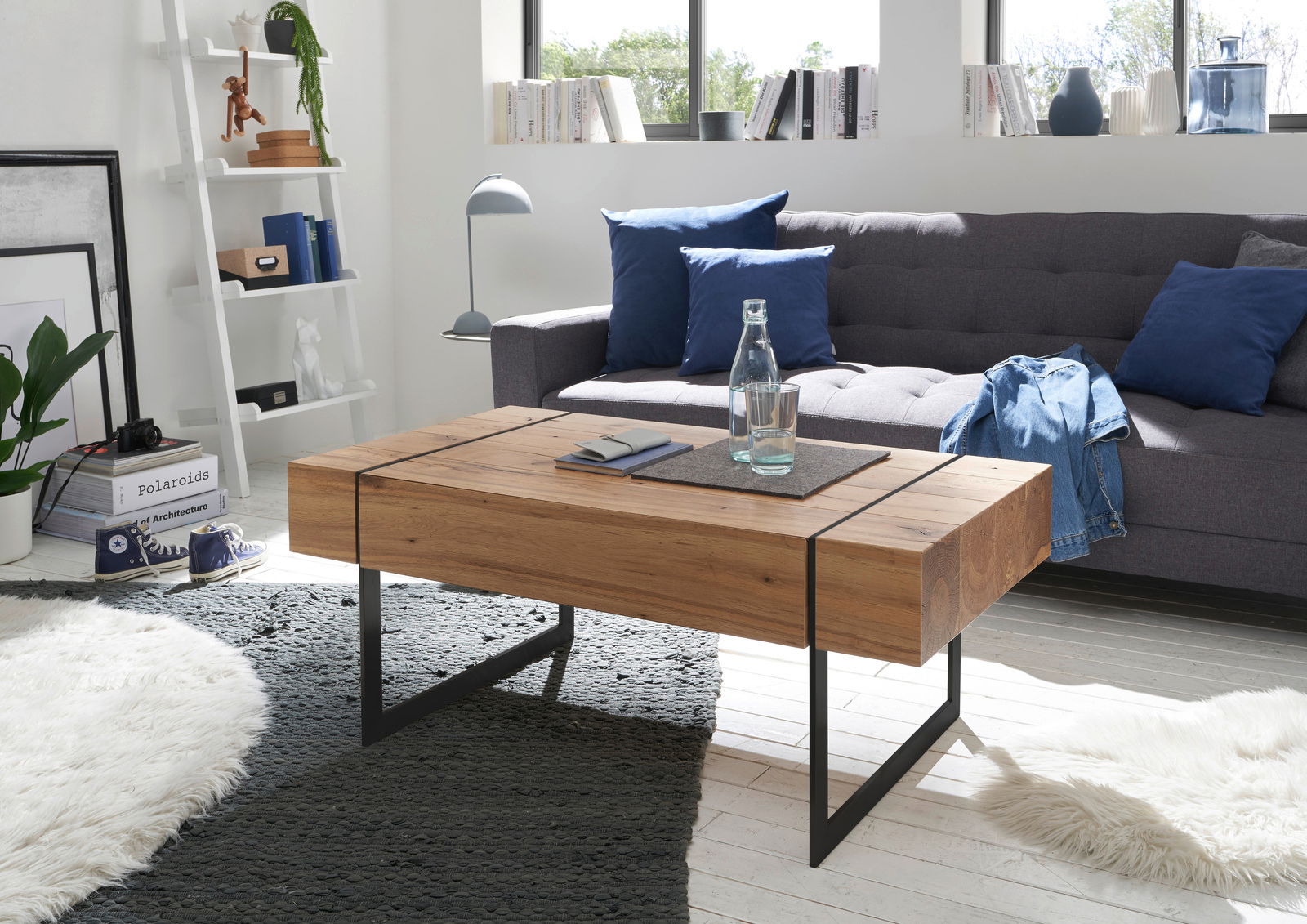 Moderner Couchtisch aus Holz mit Metallbeinen in einem hellen Wohnzimmer, seitliche Perspektive.