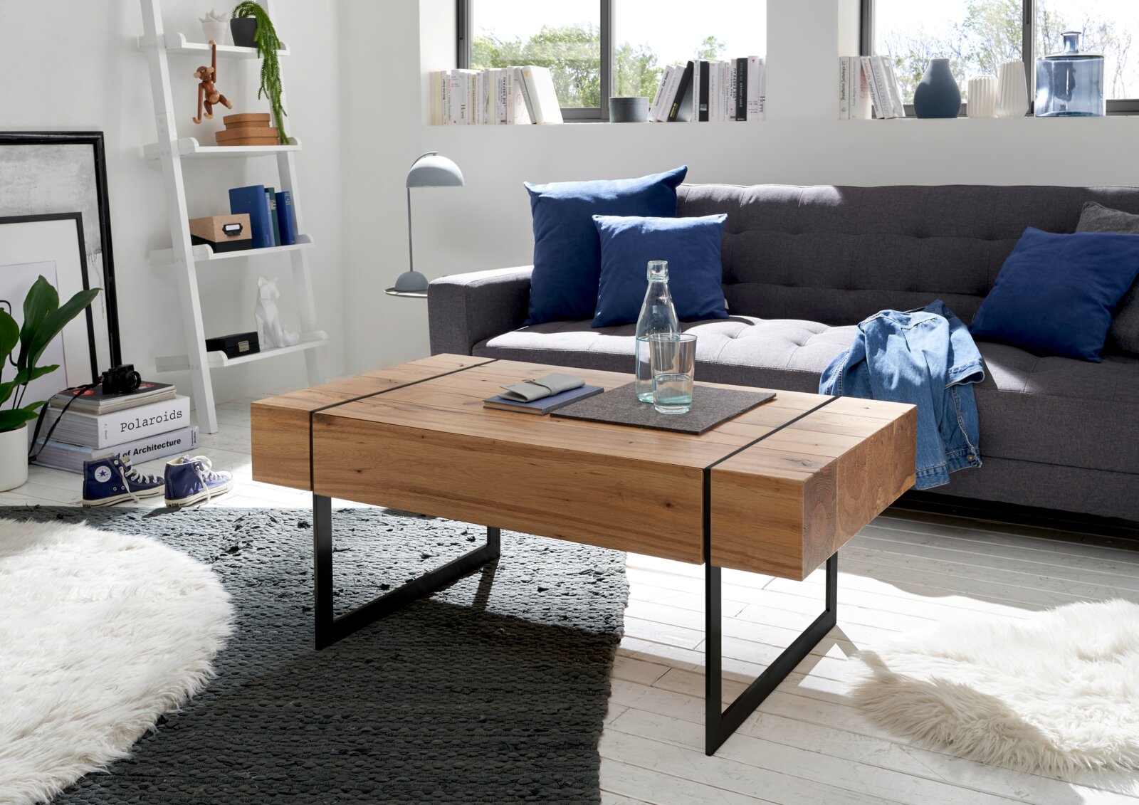 Zurbrüggen Couchtisch PAPHOS Moderner Couchtisch aus Holz mit Metallbeinen in einem hellen Wohnzimmer, seitliche Perspektive.