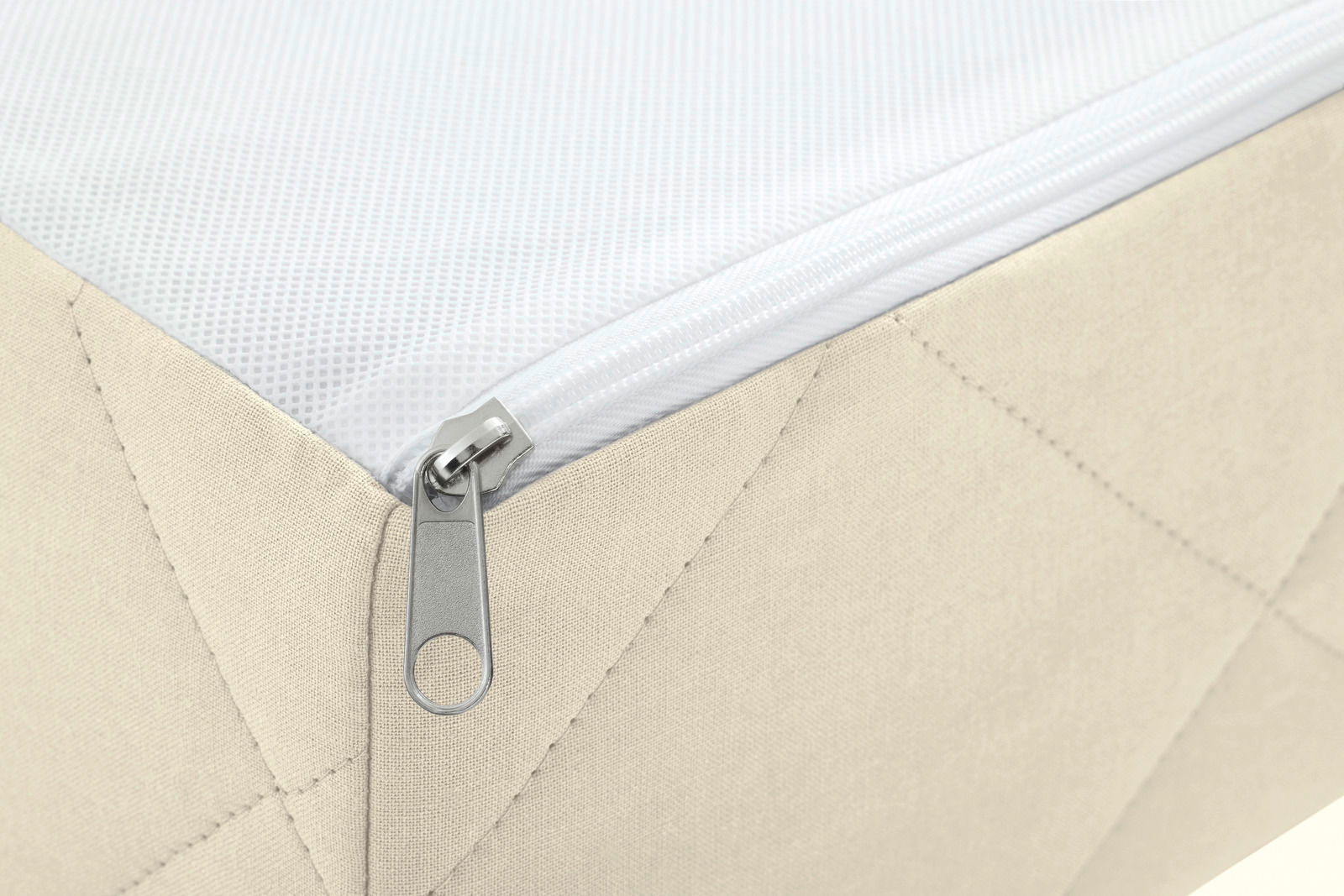 Nahaufnahme einer Mehrzonenkaltschaum-Matratze mit Reißverschluss, perspektivisch von der Ecke aufgenommen.