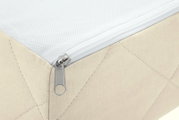 Close-up van een matras van koudschuim met meerdere zones en een ritssluiting, vanuit de hoek gefotografeerd.