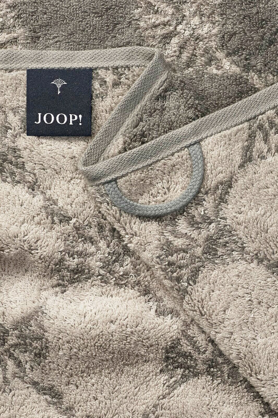 Nahaufnahme eines gemusterten Handtuchs mit grauen und beigen Tönen, Markenetikett 'JOOP!' sichtbar.