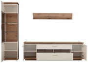 Wandkombination in Holzoptik mit weißen Elementen, bestehend aus einem hohen Schrank mit Glastüren, einem langen TV-Schrank mit Schubladen und einem Wandregal. Frontalansicht.