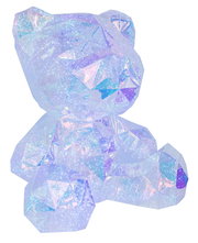 Irisierender, facettierter Teddybär aus transparentem, glitzerndem Kristall-/Acryl-Look in Pastellblau und Violett, freigestellt auf weißem Hintergrund, Frontansicht leicht von oben