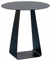 Moderner schwarzer Beistelltisch aus Metall mit runder Tischplatte und dreieckigem Standfuß, seitliche Perspektive