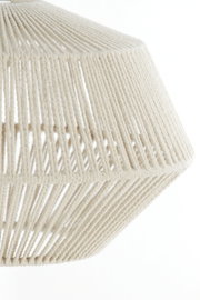 Detailopname vanuit zijaanzicht van een crèmekleurige lampenkap, opengewerkt met gevlochten koord in een geometrische vorm.