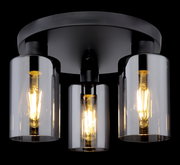 Moderne Deckenleuchte mit drei zylindrischen Glaskörpern, warmes Licht abstrahlend, von unten betrachtet.