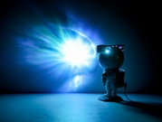 LED-sierlamp in de vorm van een astronaut die een lichtprojectie op de muur werpt, gezien vanaf de zijkant.