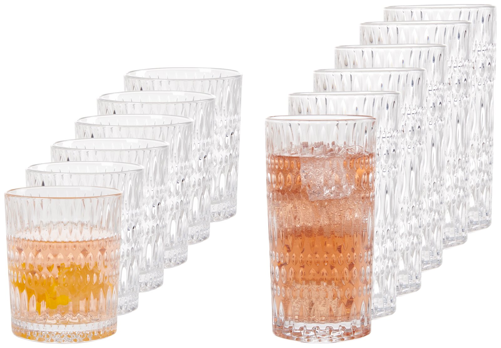 Zwölf transparente Trinkgläser mit dekorativer Reliefstruktur, in zwei Reihen aus schräger Vorderansicht präsentiert; zwei Gläser sind mit roséfarbenen Getränken, Eis und Zitrusstücken gefüllt.