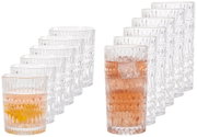 Zwölf transparente Trinkgläser mit dekorativer Reliefstruktur, in zwei Reihen aus schräger Vorderansicht präsentiert; zwei Gläser sind mit roséfarbenen Getränken, Eis und Zitrusstücken gefüllt.
