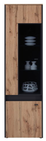 Vitrine aus Holz mit Glasfenster, frontal fotografiert, zeigt dekorative Objekte im Inneren.