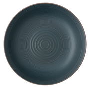 Draufsicht auf einen tiefen, dunkelblauen Teller mit konzentrischen Kreisen.