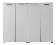 Frontansicht eines weißen Mehrzweckschranks mit vier Türen und schwarzen Griffen.