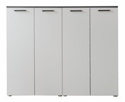 Frontansicht eines weißen Mehrzweckschranks mit vier Türen und schwarzen Griffen.