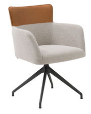 Moderner Sessel mit hellgrauem Stoffbezug und brauner Leder-Rückenlehne, auf schwarzem Metallgestell, seitliche Perspektive