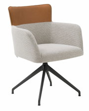 Moderne fauteuil met lichtgrijze stoffen bekleding en een bruine lederen rugleuning, op een zwart metalen onderstel, zijaanzicht