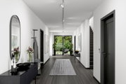 Moderner Flur mit Schienenspot Circle an der Decke, Blick in Richtung Garten.
