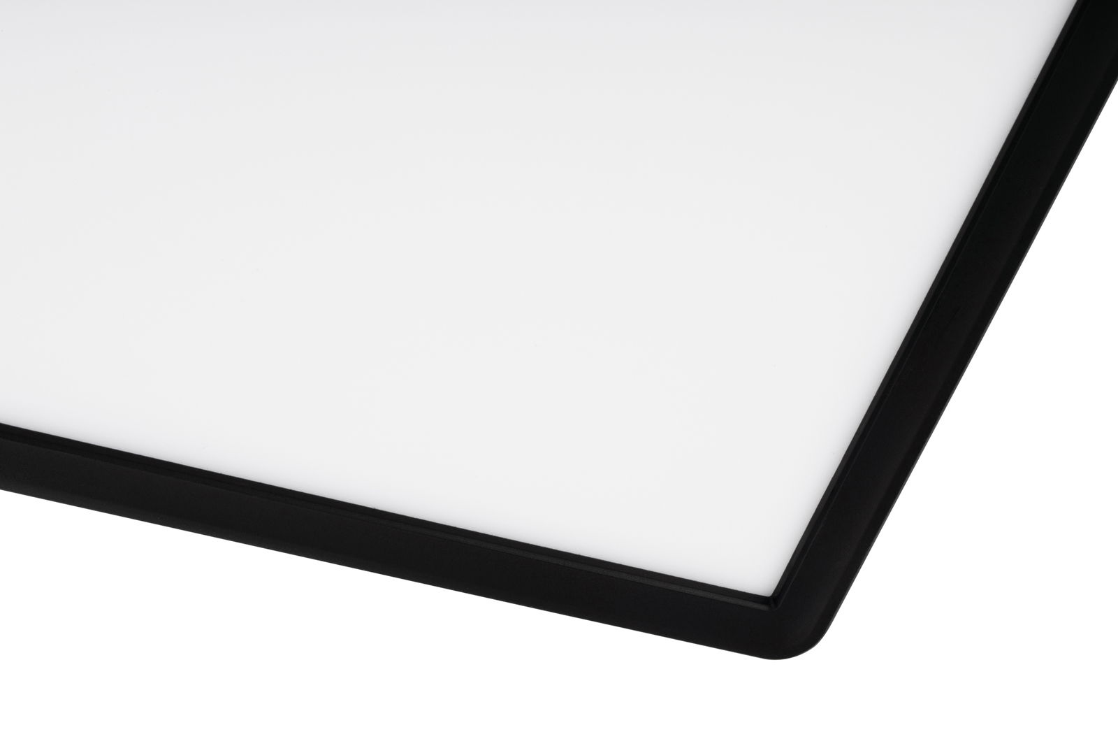 Nahaufnahme einer LED-Deckenleuchte mit schwarzem Rahmen aus der Seitenperspektive