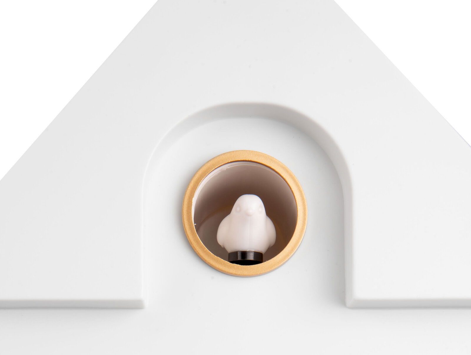 Nahaufnahme einer weißen Wanduhr mit einem kleinen Vogel in einem goldenen Ring.