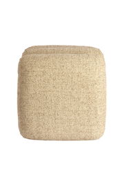 Beiger Sitzpuff aus Stoff, frontal fotografiert