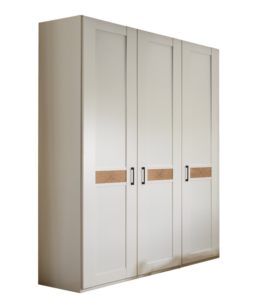 Weißer Kleiderschrank mit vier Drehtüren, schwarzen Griffen und Holz-Akzentstreifen, freistehend vor weißem Hintergrund, in schräger Frontansicht von links