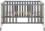 Frontale Ansicht eines modernen Babybetts mit grauen Gitterstäben und hellem Holzrahmen.