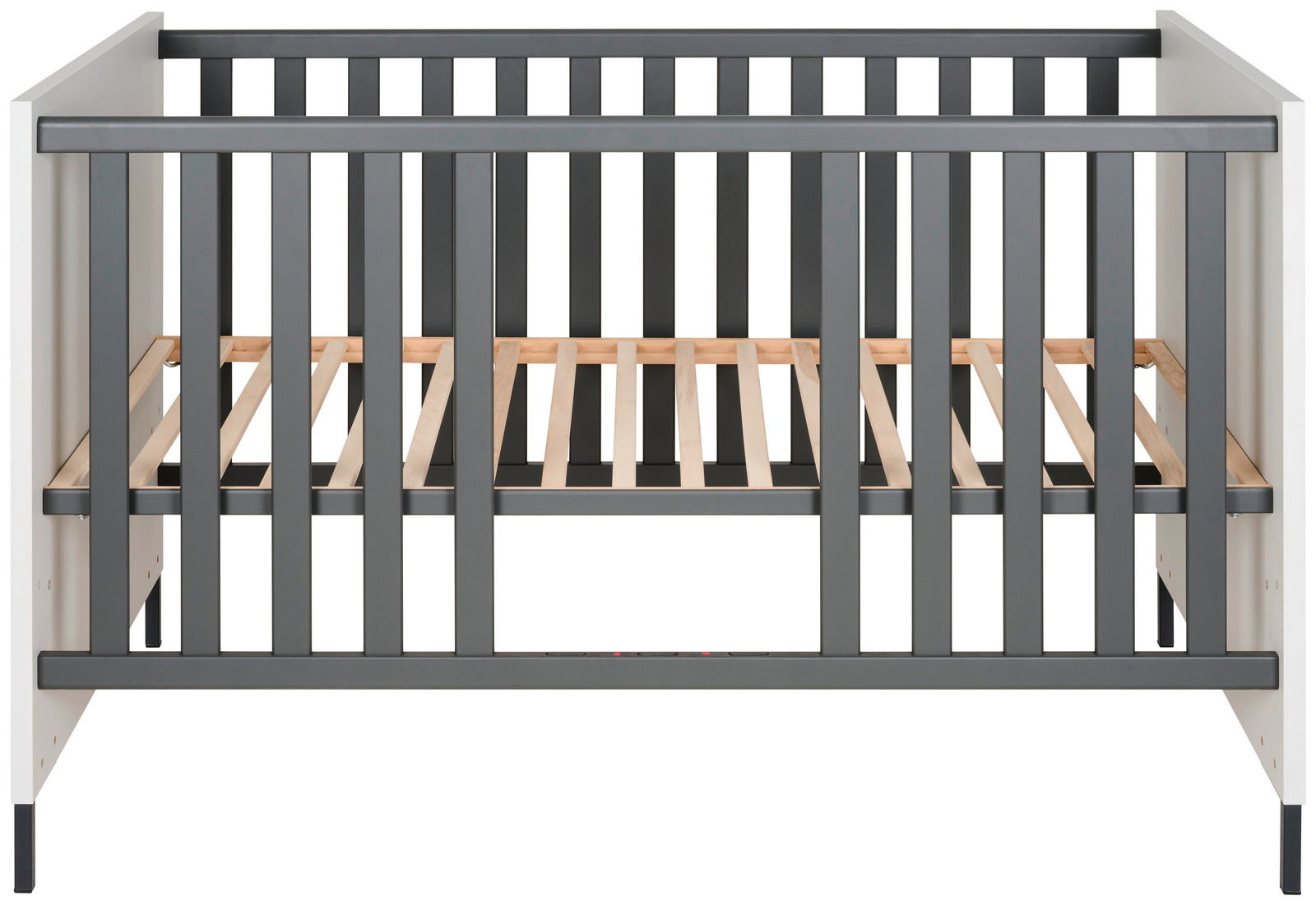 Frontale Ansicht eines modernen Babybetts mit grauen Gitterstäben und hellem Holzrahmen.