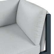 Nahaufnahme eines Lounge-Ecksofas mit hellgrauem Stoffbezug und dunklem Metallrahmen, Perspektive von oben.