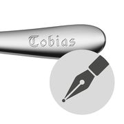 Nahaufnahme eines Kinderbestecks mit Gravur 'Tobias' auf dem Griff, perspektivisch von der Seite.