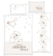 Renforcé-Bettwäsche-Set mit Bär- und Schafmotiv, umgeben von Sternen, in sanften Beige- und Weißtönen. Perspektive von oben.