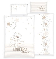 Renforcé-Bettwäsche-Set mit Bär- und Schafmotiv, umgeben von Sternen, in sanften Beige- und Weißtönen. Perspektive von oben.