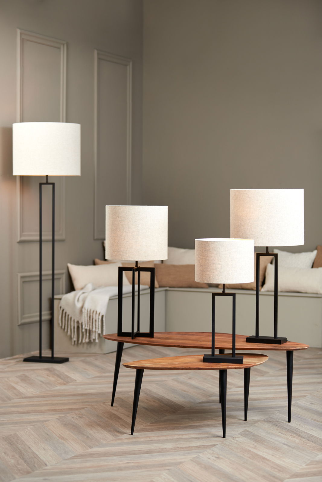 Mehrere moderne Lampenschirme in einem stilvollen Raum, mit einem Fokus auf den Lampenschirm in der Mitte des Bildes.