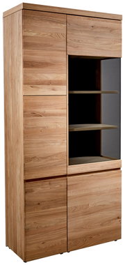 Holzvitrine mit Glastür und Regalböden, seitliche Perspektive