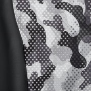 Nahaufnahme eines Gamingstuhl-Materials mit grauem Tarnmuster und schwarzem Kunstleder, seitliche Perspektive