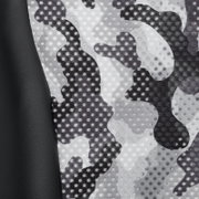 Nahaufnahme eines Gamingstuhl-Materials mit grauem Tarnmuster und schwarzem Kunstleder, seitliche Perspektive