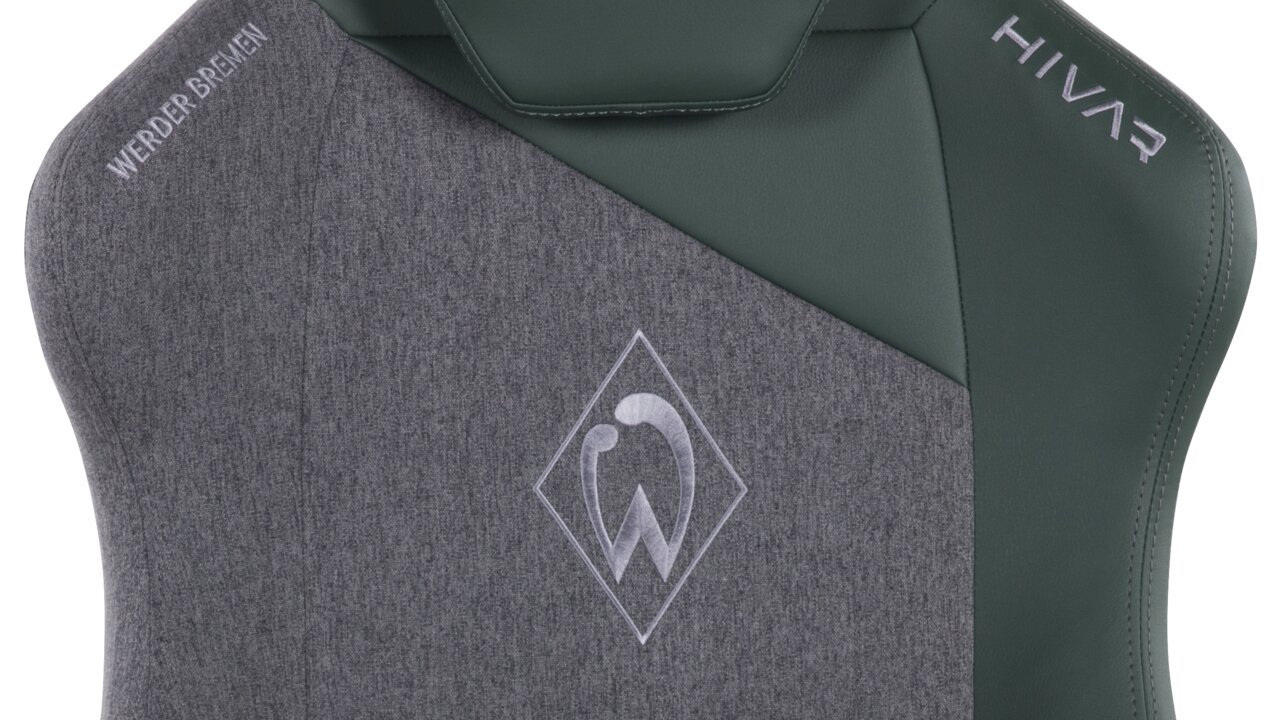 Rückansicht eines grauen und grünen Gaming-Stuhls mit Werder Bremen Logo und HIVAR Schriftzug.