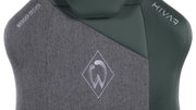 Rückansicht eines grauen und grünen Gaming-Stuhls mit Werder Bremen Logo und HIVAR Schriftzug.