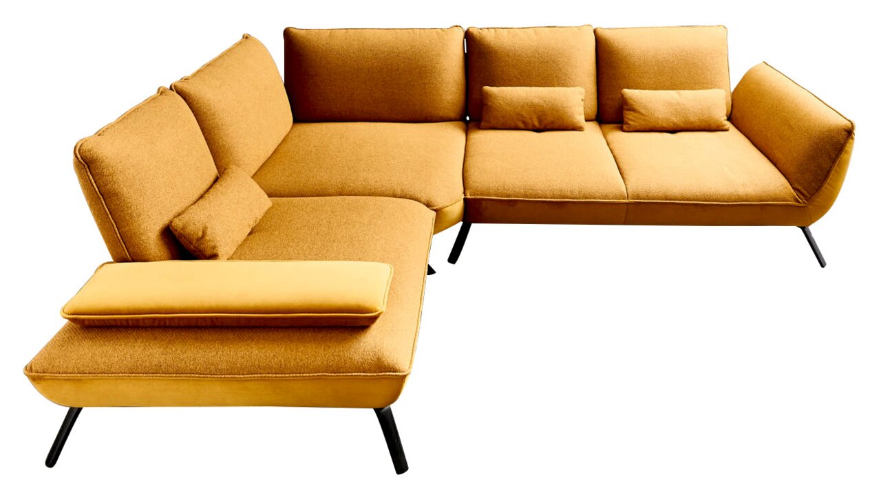 Moderano Ecksofa ALPHA PLUS Eckgarnitur in senfgelber Farbe mit schwarzen Beinen, aus der Vogelperspektive fotografiert.